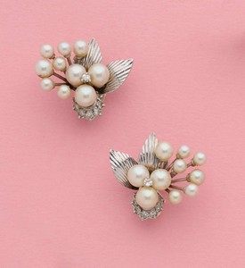 PAIRE DE CLIPS D'OREILLES en or gris (750)...
