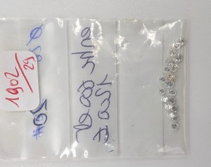 SACHET d'environ 20 petits diamants taille...