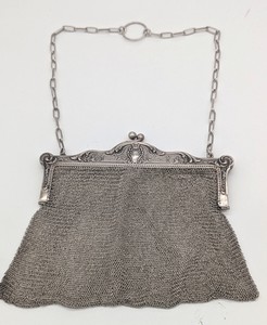 MINAUDIERE en argent (950) à fermoir ciselé...
