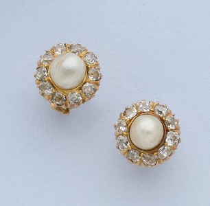 PAIRE DE CLOUS D'OREILLES en or (750) sertis...