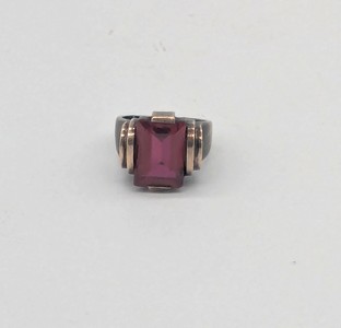 BAGUE TANK en argent (925) centrée d'un rubis...