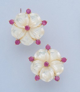 PAIRE DE CLOUS D'OREILLES en argent doré...