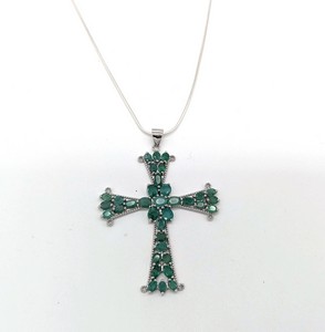 PENDENTIF CROIX en argent (925) ornée d'émeraudes...