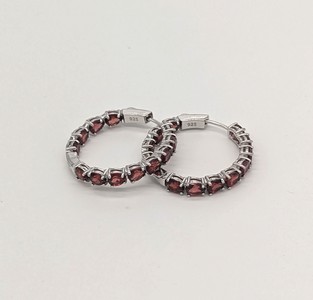 PAIRE DE CRÉOLES articulées, en argent (925),...
