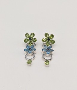 PAIRE DE CLOUS D'OREILLES en pendants, en...