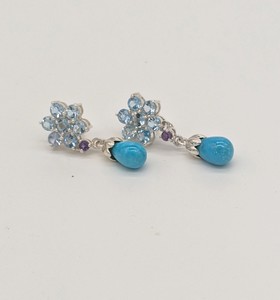 PAIRE DE CLOUS D'OREILLES en pendants en...