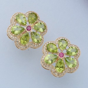 PAIRE DE CLOUS D'OREILLES en or jaune (375)...
