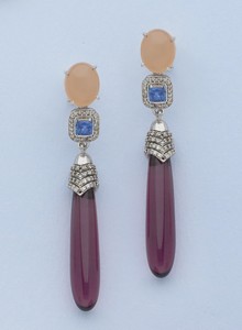 PAIRE DE PENDANTS D'OREILLES en or gris (375)...