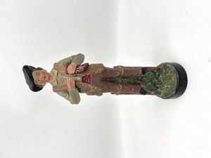 PETITE STATUETTE en céramique peinte représentant...