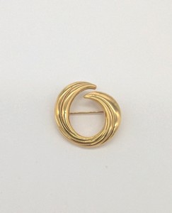 BROCHE en or (750) à motif de croissant ...