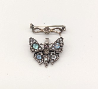 PETIT PENDENTIF en or (750) à décor sur fond...