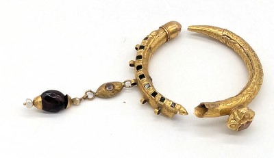 BRACELET jonc en or (750) à décor gravé d'arabesques...
