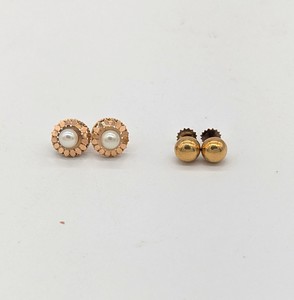 DEUX PAIRES DE CLOUS D'OREILLES en or (750),...