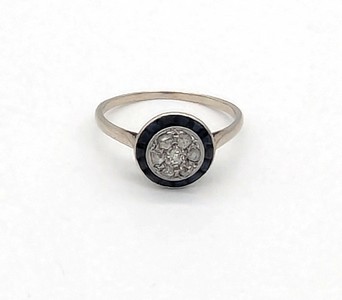 BAGUE en or gris (750) à plateau rond serti...