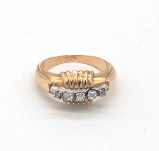 BAGUE jonc en or (750) à motif central godronné...