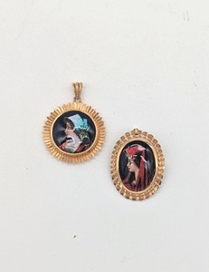 DEUX MÉDAILLONS en émaux peints de profils...