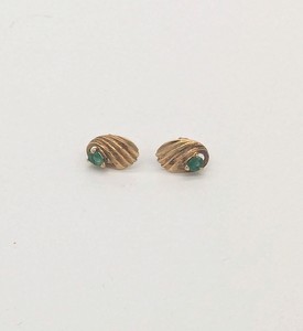 PAIRE DE CLOUS D'OREILLES en or (750) stylisant...