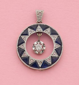 PENDENTIF en or gris (750) de forme annulaire...