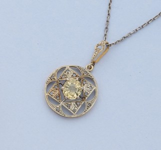 PENDENTIF en or gris (750) ajouré et petites...