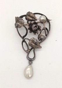 BROCHE en argent (950) à décor ajouré de...