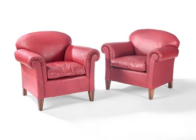 PAIRE DE FAUTEUILS CLUB en cuir rouge, pieds...